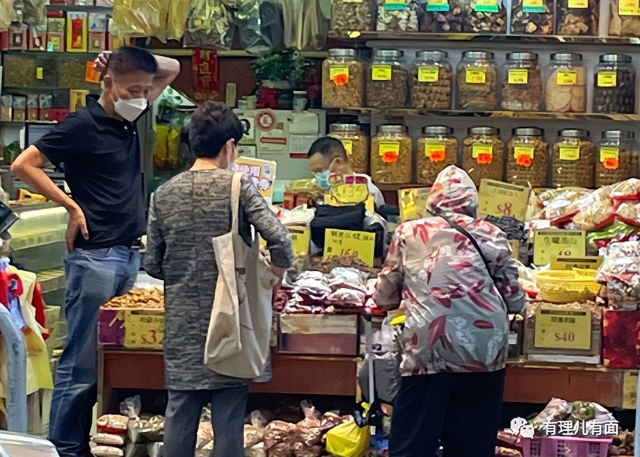 卸任后，林郑月娥如常上街买菜