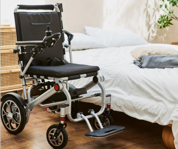 轻便和笨重轮椅哪个好,电动轮椅和手推轮椅哪个好