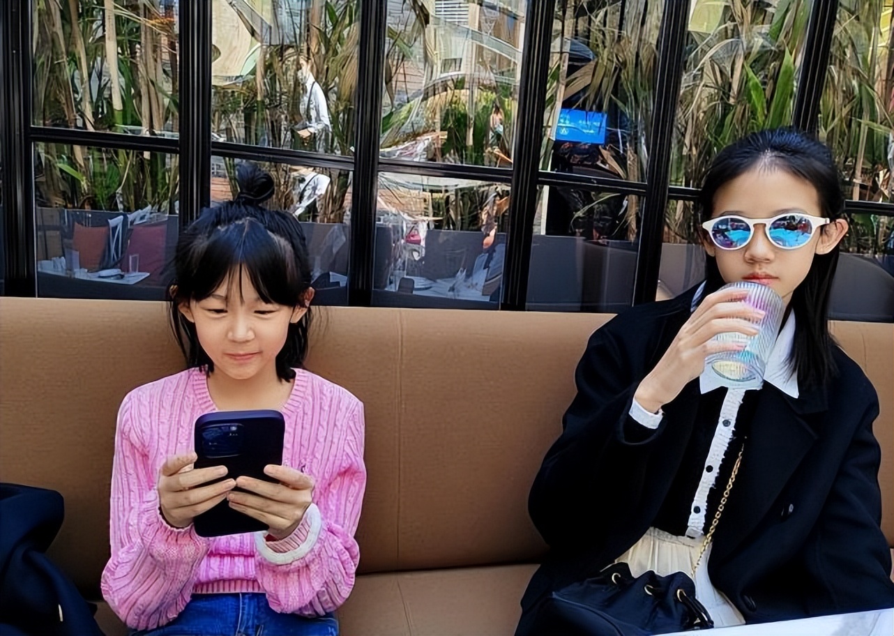 陆毅与贝儿近照,陆毅晒贝尔的长腿