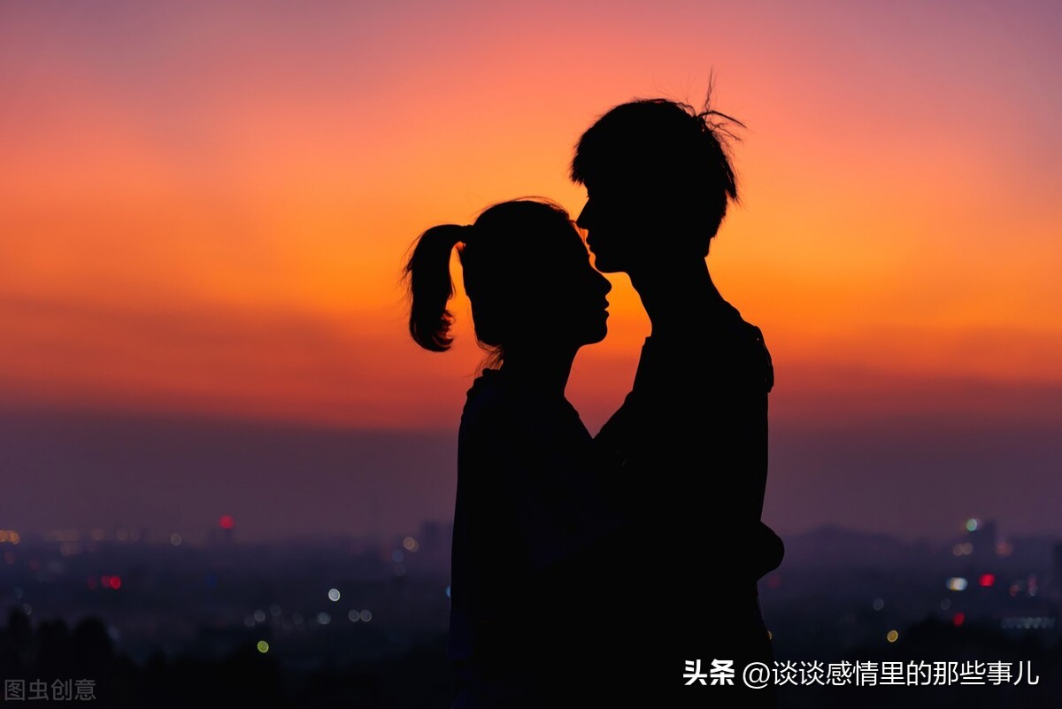 女人怎么暗示男人喜欢她,女人喜欢已婚男都有哪些暗示