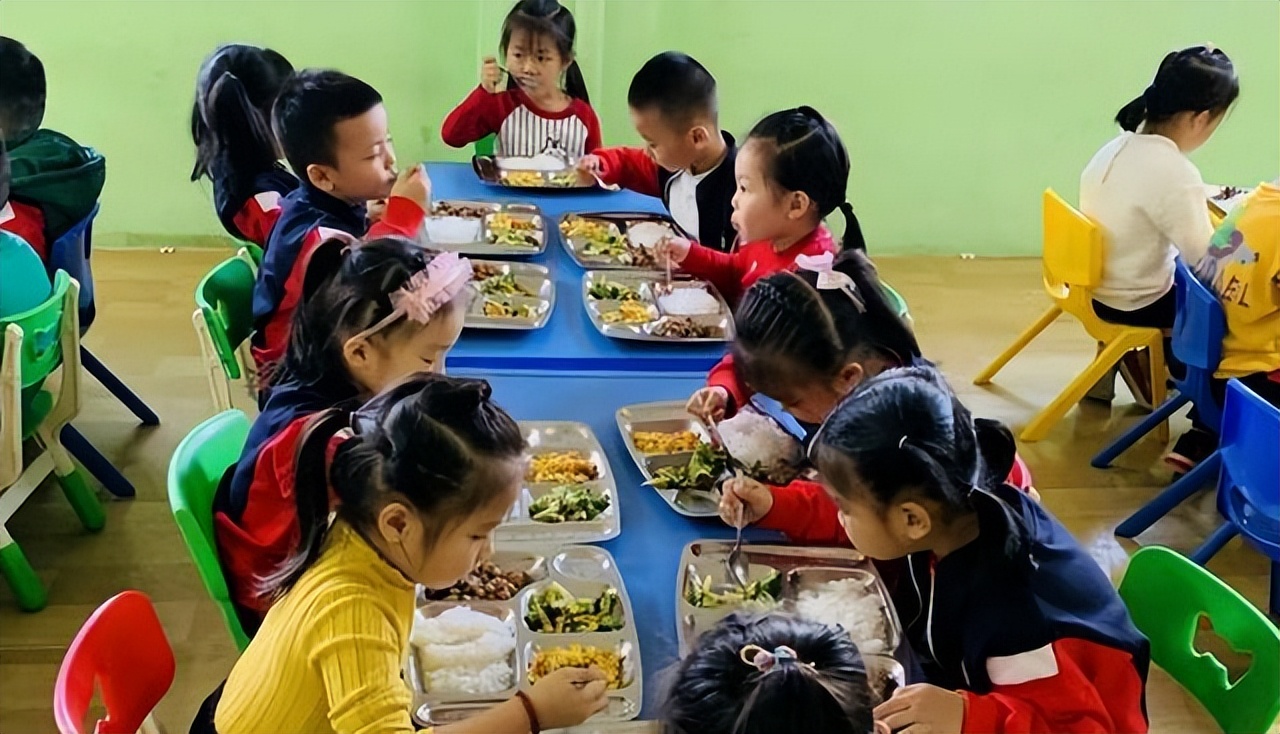 幼儿园小便池洗餐具真假事件,幼儿园便池洗餐具通报