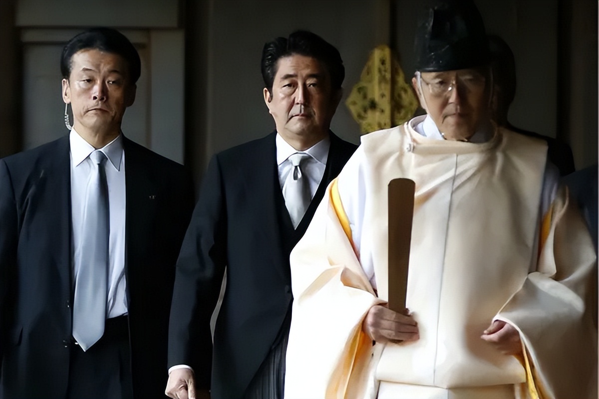 安倍遇刺身亡在场女保镖引热议,安倍被刺杀属于什么事件