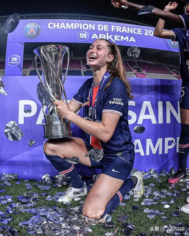 足坛“黑白配”羡煞他人,阿方索和女友在北美度假,异地恋1年半