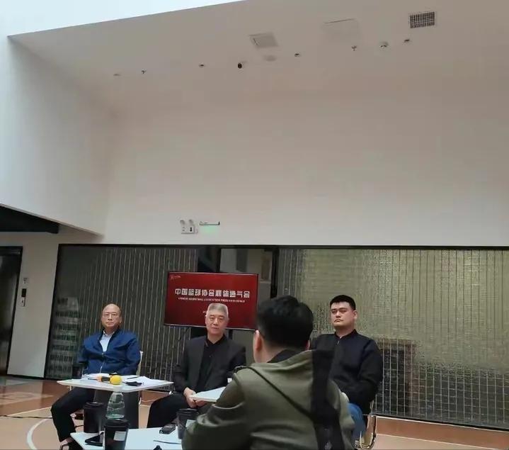 足球篮球都是圆形吗为什么,篮球足球都是球形的球