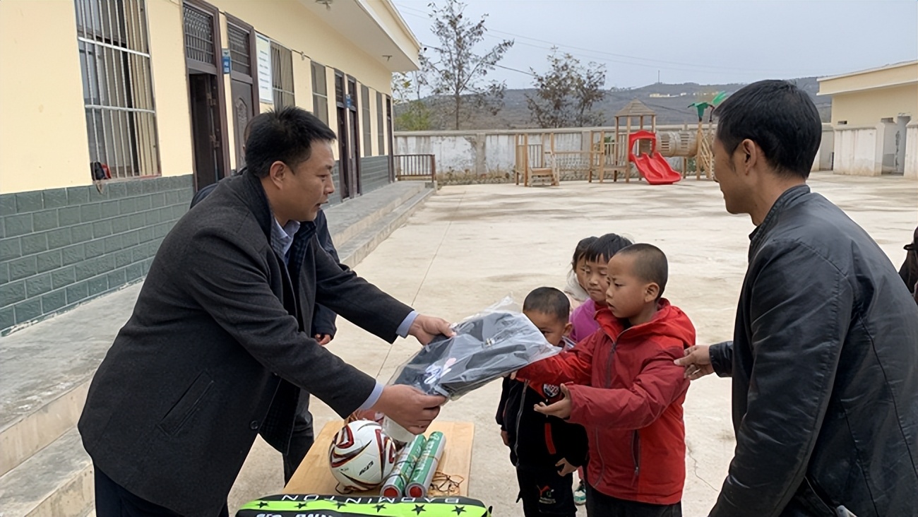 “乡村振兴你我同行”——张家川县文体广电和旅游局向帮扶村学校捐赠学习体育用品