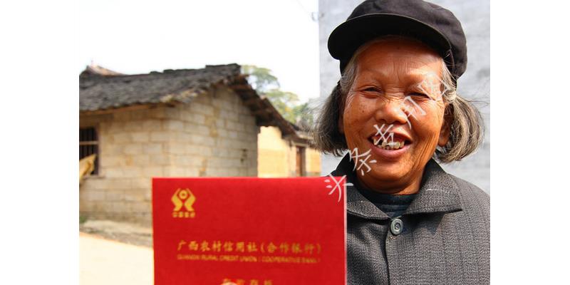 小伙被父亲联合后妈赶出家门，5年后霸气归来，看见后妈愣住了