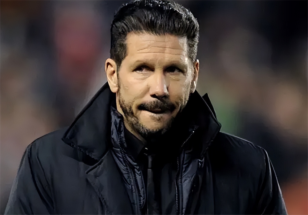 20年马拉多纳60大寿的最后露面:走路踉跄,3天后因头部撞击入院