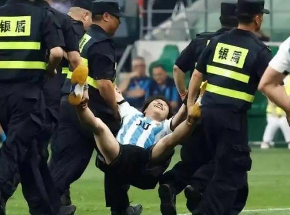 球迷冲进球场拥抱梅西特写照片,球迷冲进球场拥抱梅西官方照片