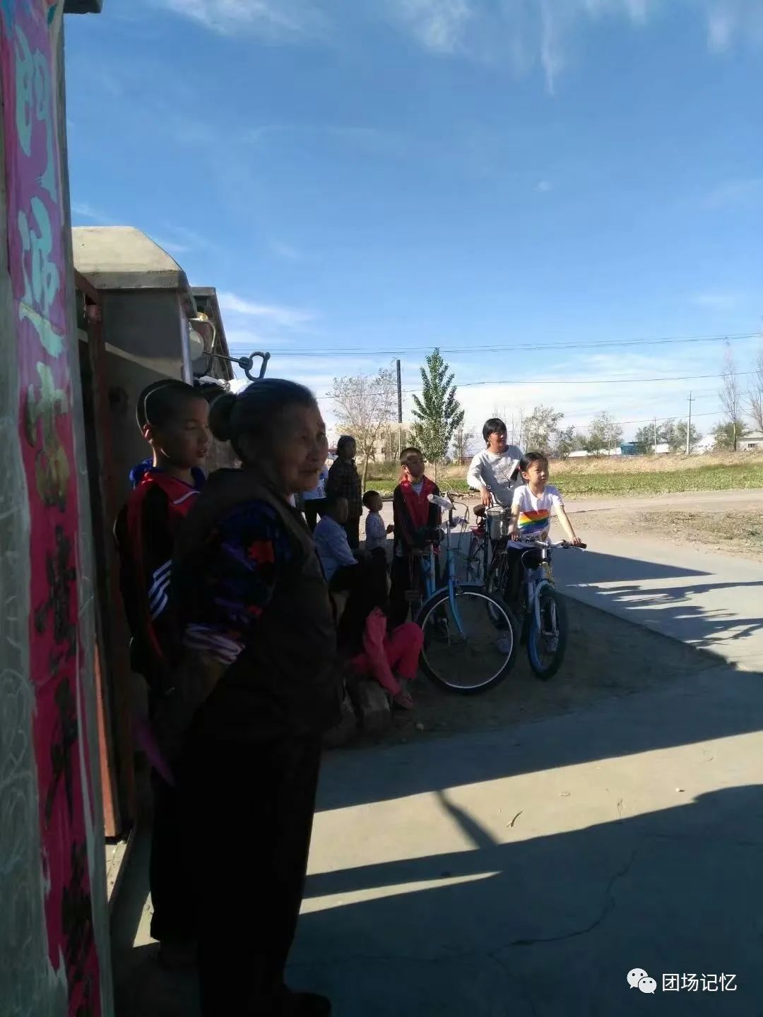 陪读送孩子上学,陪读寄宿生