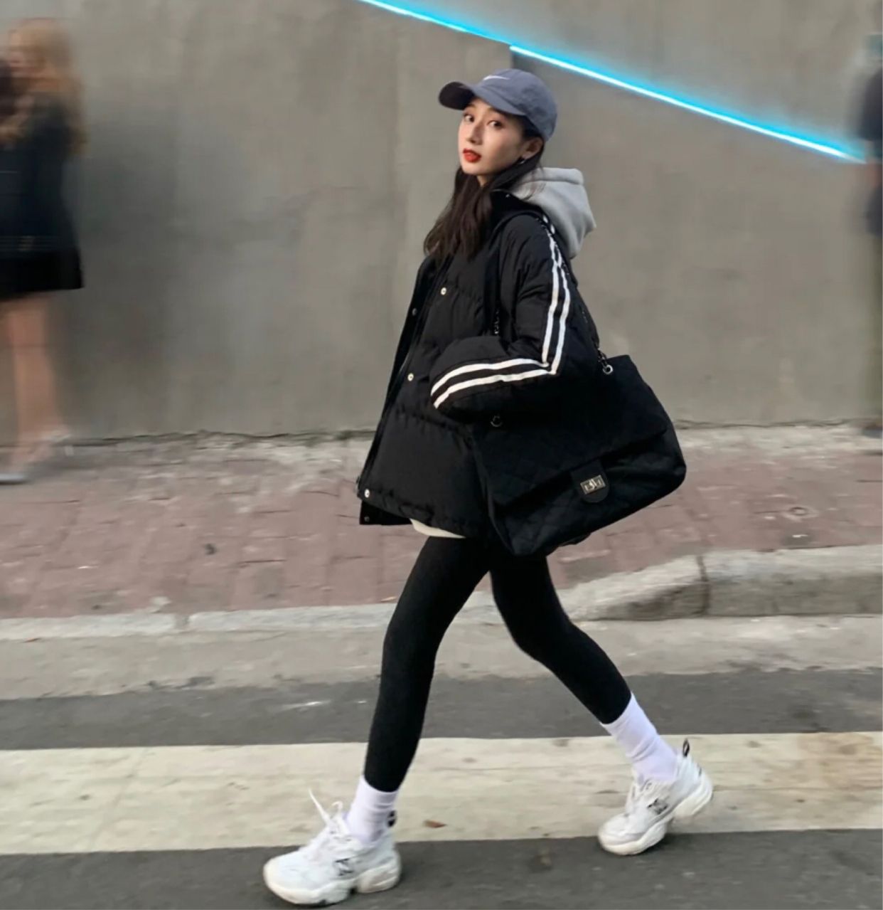 鲨鱼裤搭配长款羽绒服视频,冬天鲨鱼裤穿搭技巧