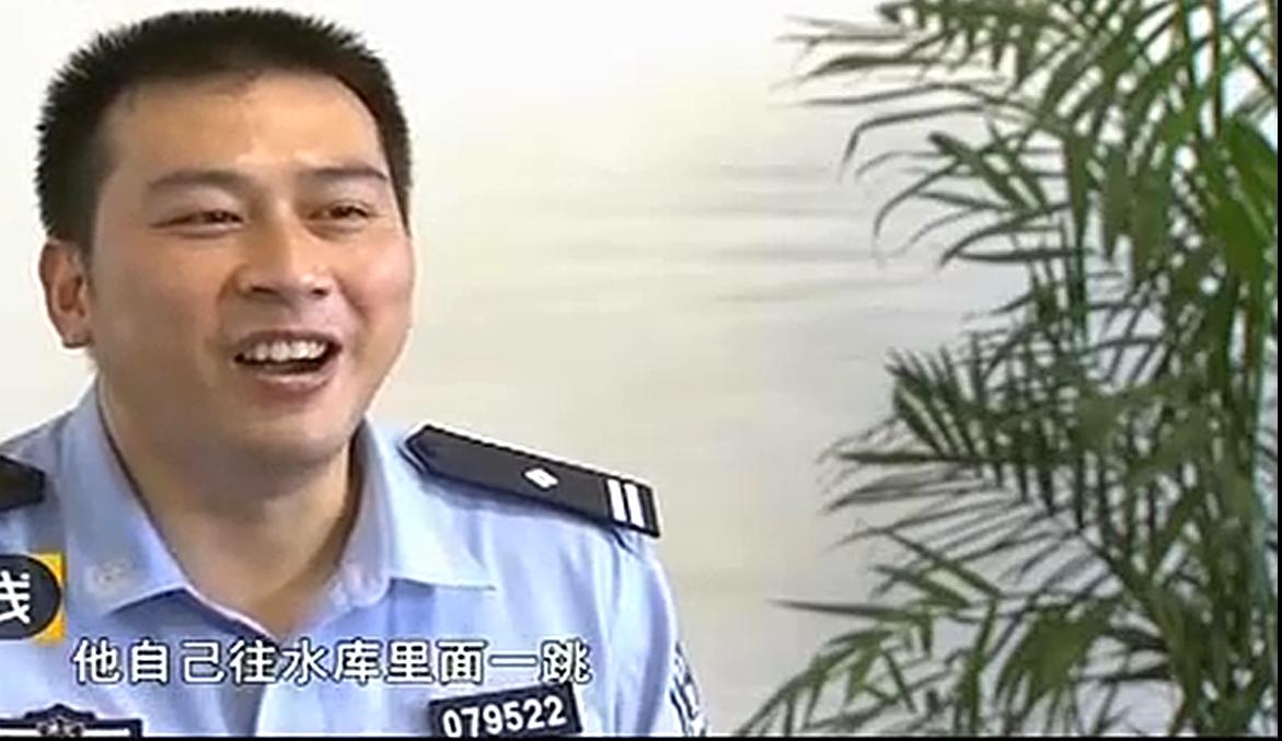 男子杀害前妻后本想*焚自**，结果烧到裆部受不了，跳进水中成功自救