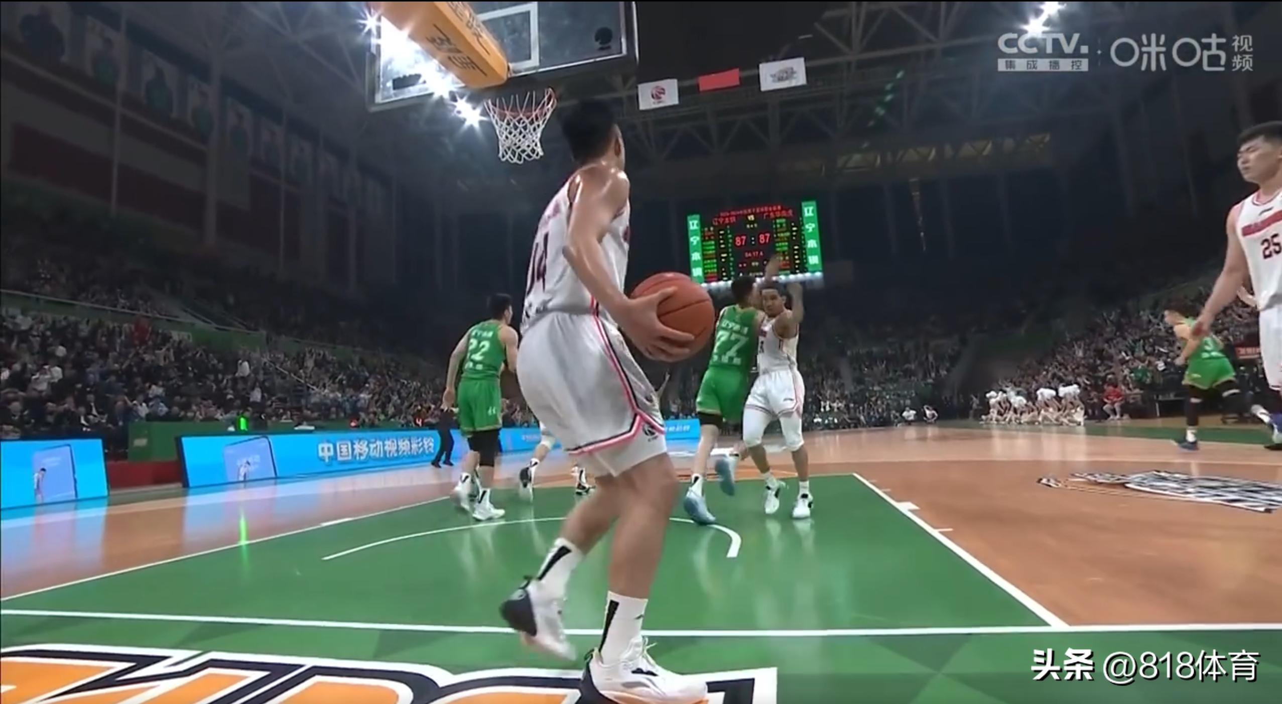 张镇麟劈扣韩国中锋,张镇麟扫堂腿肘击原视频