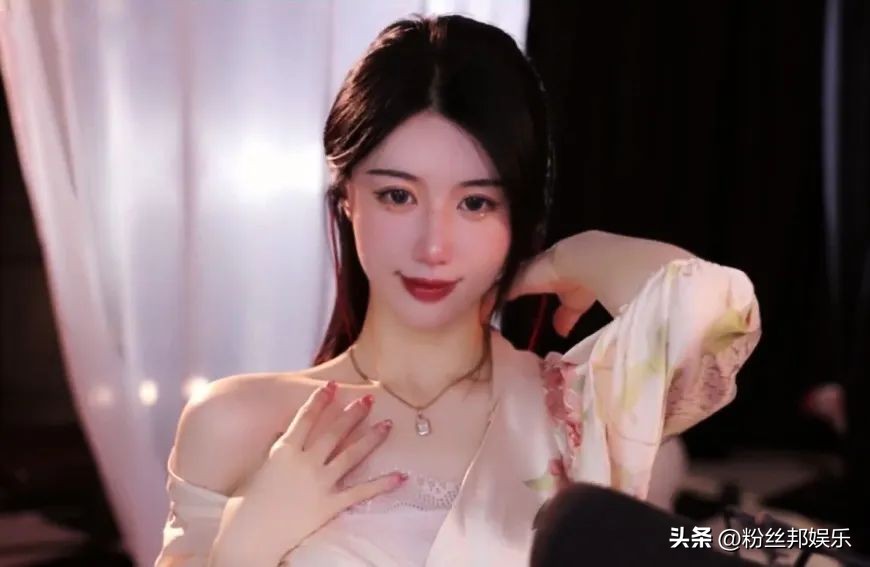 美女主播明码标价，若开通“超帝”续费10年，直言明天就在你床上