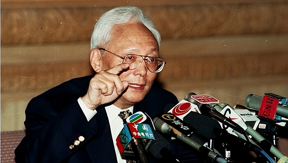 1997年香港回归前，英国又在背后搞鬼，江*民泽**：你越压，我越硬