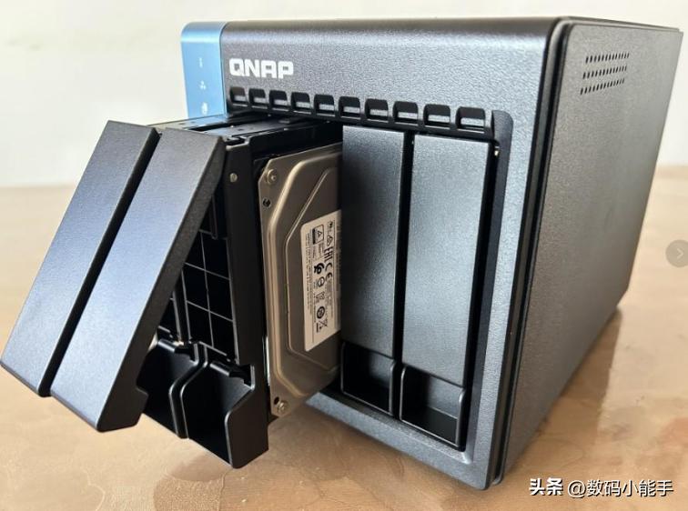 NAS新人快速上手指南【威联通TS-464C+东芝N300体验】