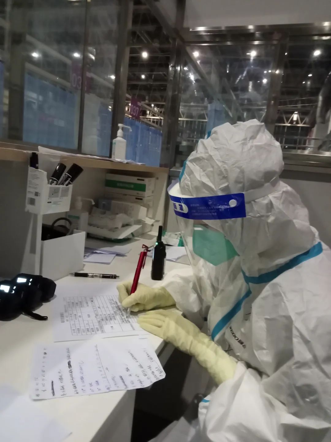 护理部为一线护士送温暖,新冠病房护士温暖病人