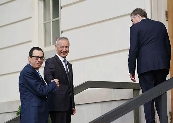 迷人小老头普京：当特工时接头都要迟到，曾牵着狗会见日本代表