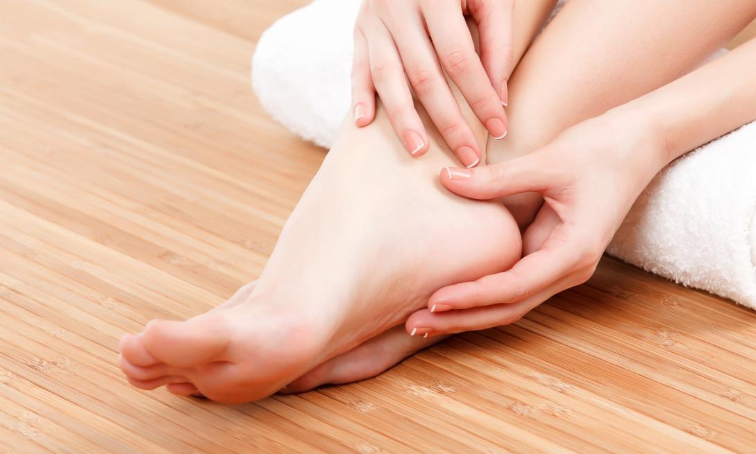 脚底板起茧子走路疼怎么回事,脚底板长茧走路痛咋办