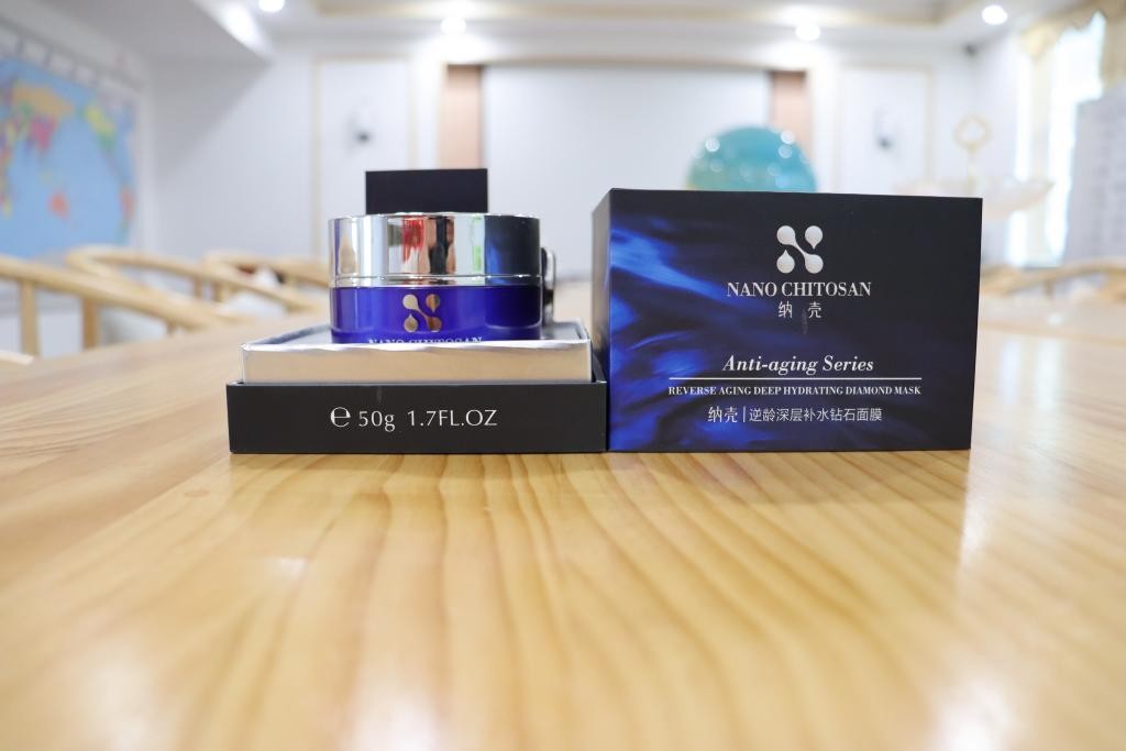 脸上刺刺的痒怎么回事,脸上起壳脱皮用什么护肤品