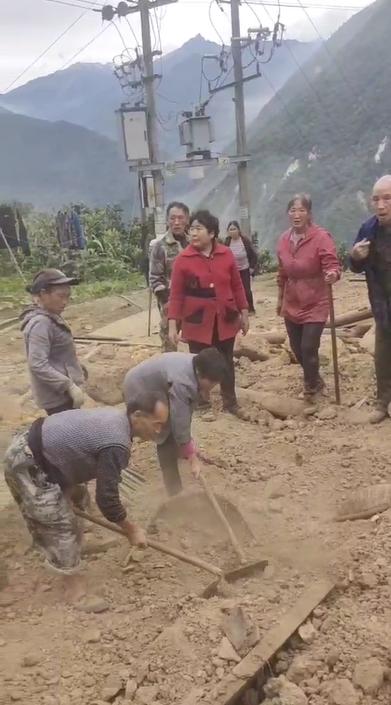 泸定地震三个月后：失联牧羊人和76只羊仍未找到，有村民失去年入几万的收入被迫租房，因物价贵一天吃2顿饭