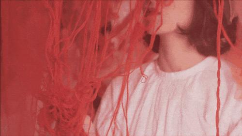 24岁女孩缝出巨型子宫，请人走进去，感受被母体包裹的温柔