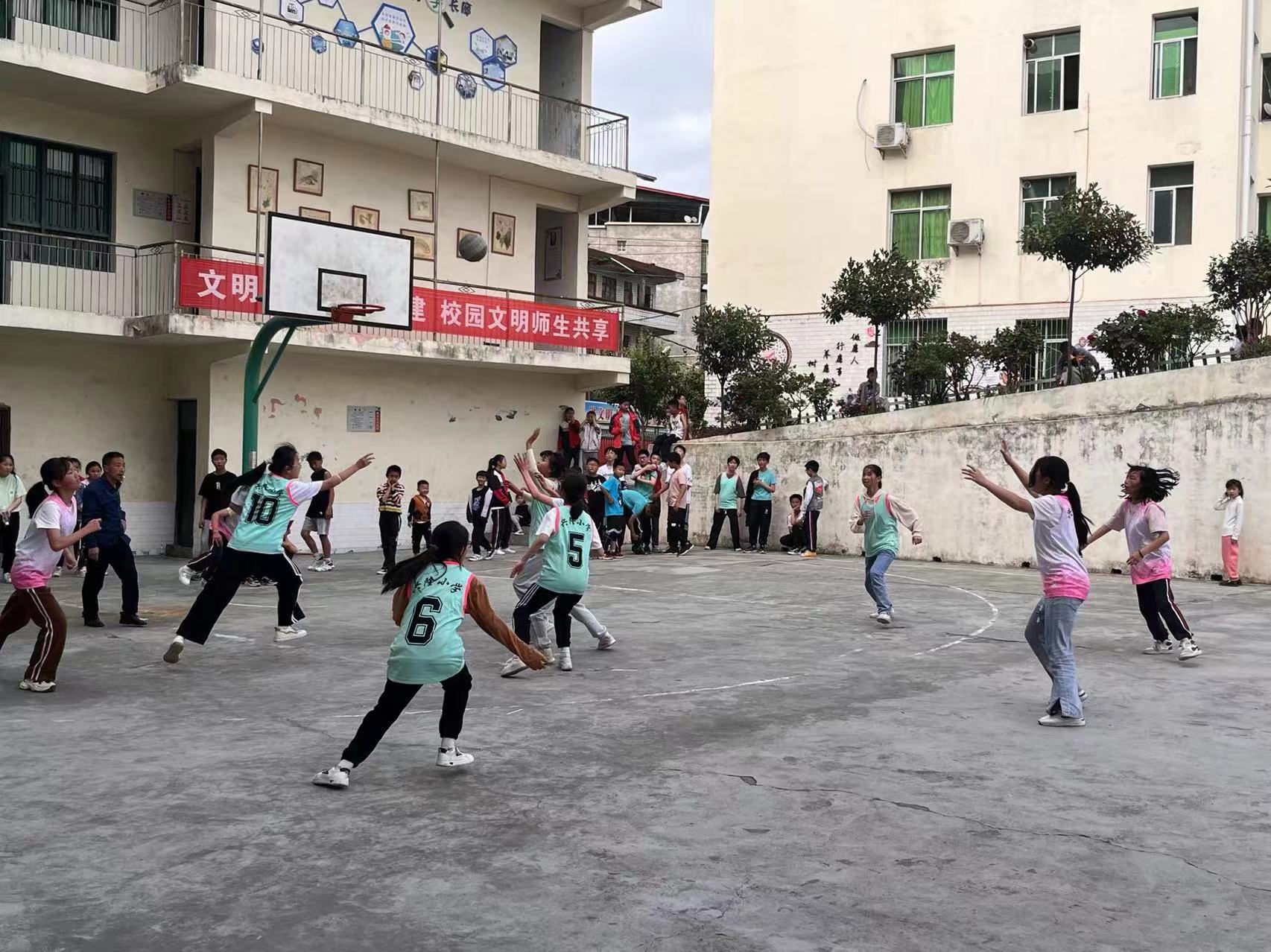 迎篮而上再创辉煌,迎篮而上尽展青春风采