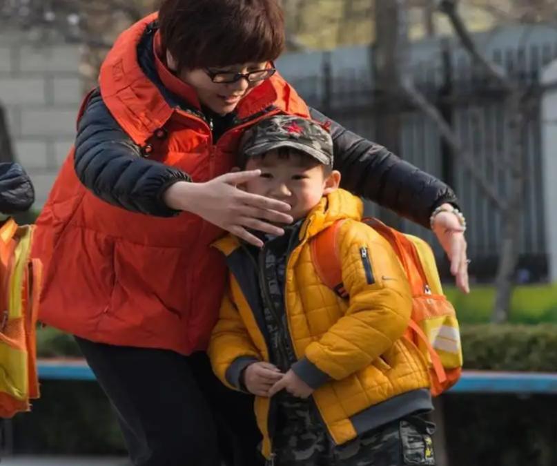 同学把小孩脸划伤了怎么解决的,孩子脸划破怎么回复家长