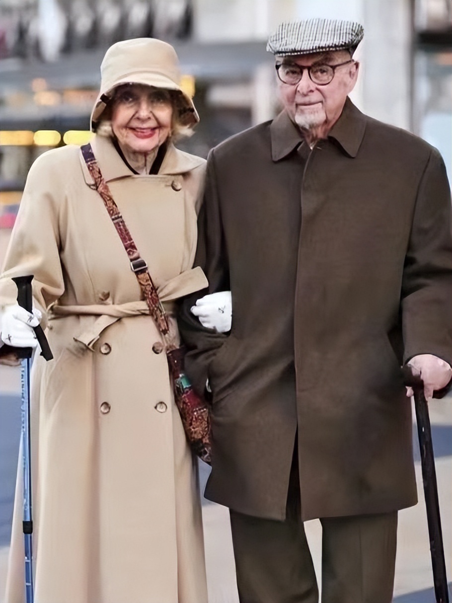 50-60岁戴的帽子最简单的老年帽,老年戴哪种帽子显年轻