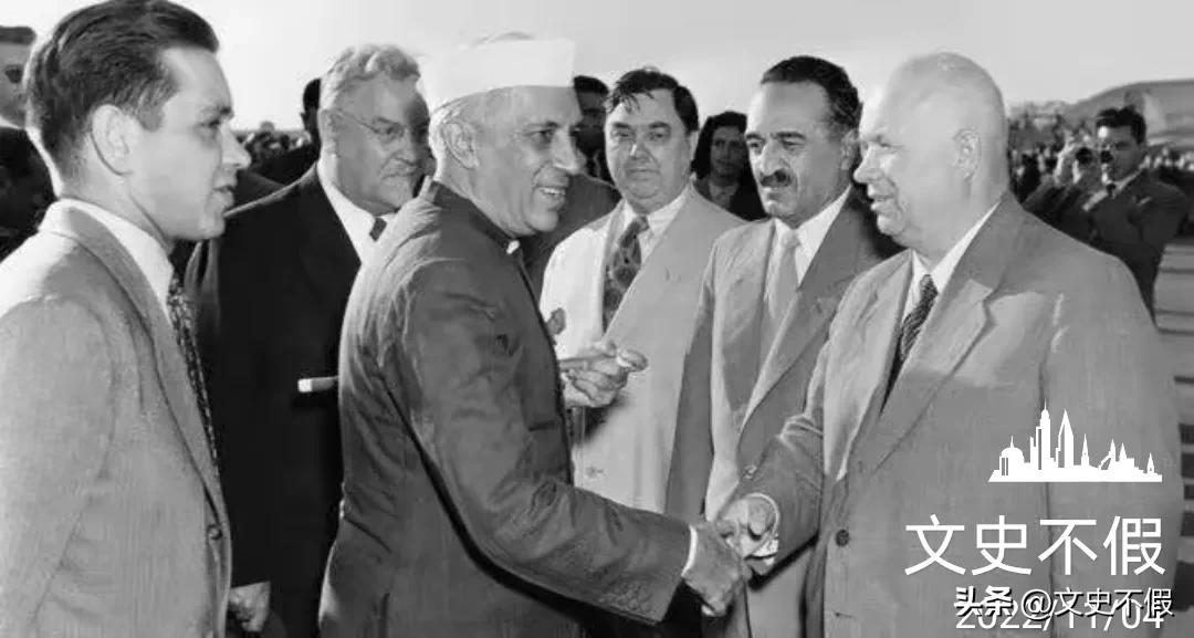 毛*东泽**、周恩来、*小平邓**和尼克松、卡特共同促成了1979年中美建交