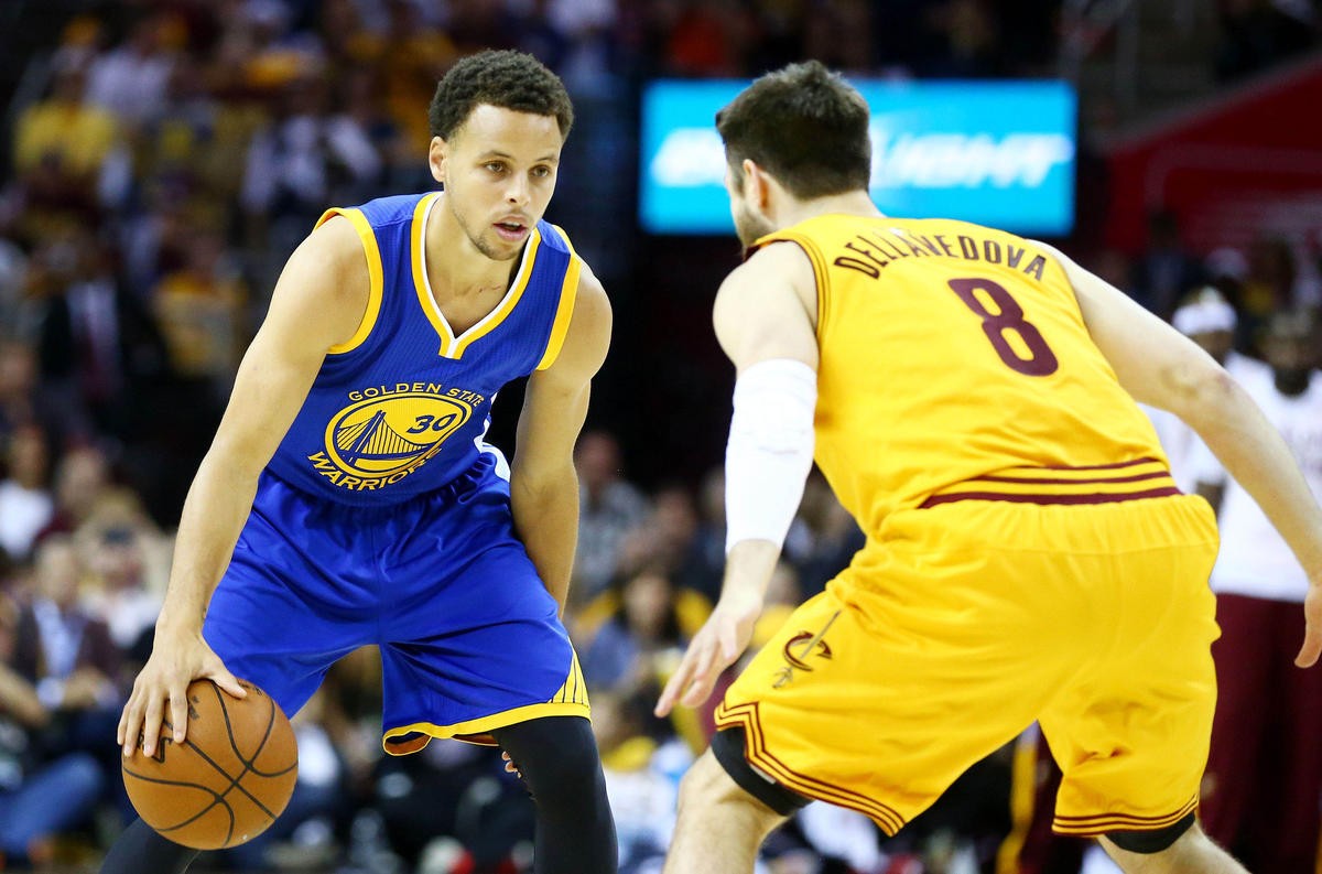 15年库里率领勇士首夺总冠军，一哥场均16分拿FMVP，库里表现如何