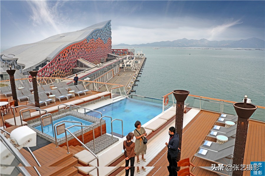 悬挂五星红旗豪华邮轮招商伊敦号，穿过百年历史尘烟再次启航