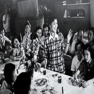 30张老照片:女子依洋人怀,*片鸦**烟枪手中持,白日梦中沉醉