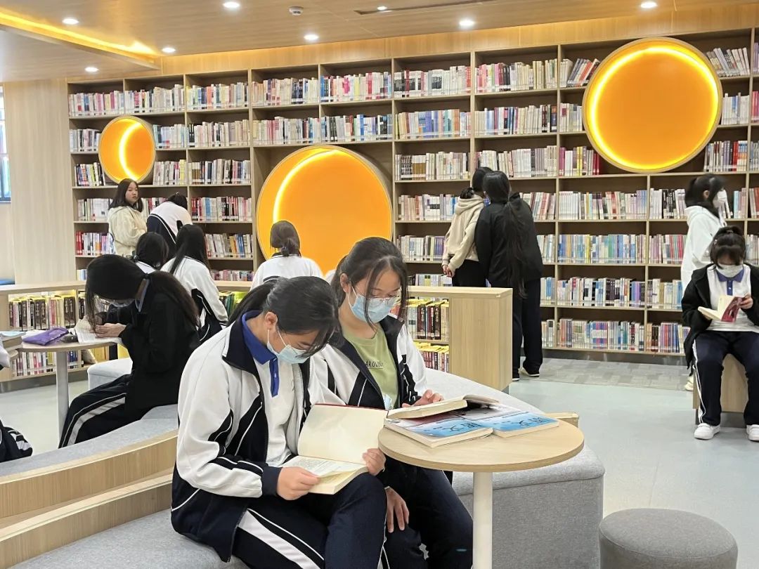 提升阅读能力，深圳市携创高级技工学校把语文阅读“搬”进图书馆