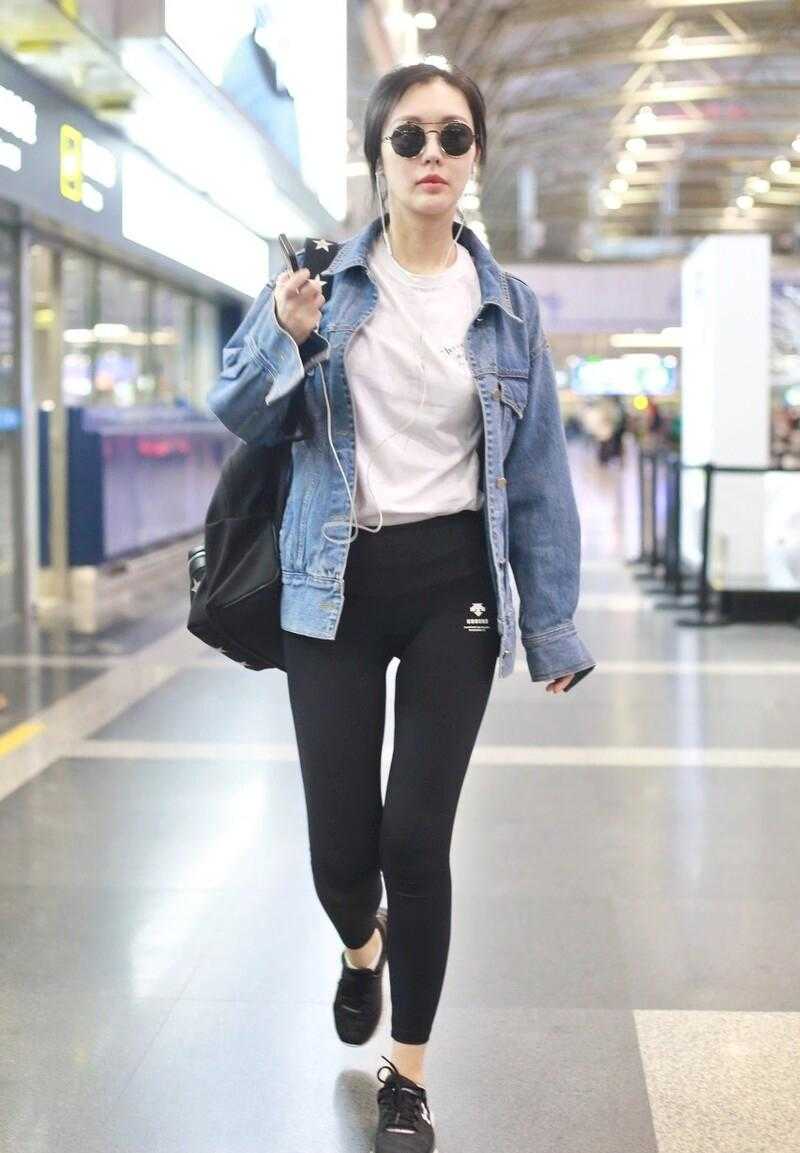 田朴珺衬衫条纹坐姿事业线凹造型,田朴珺穿西装长裤