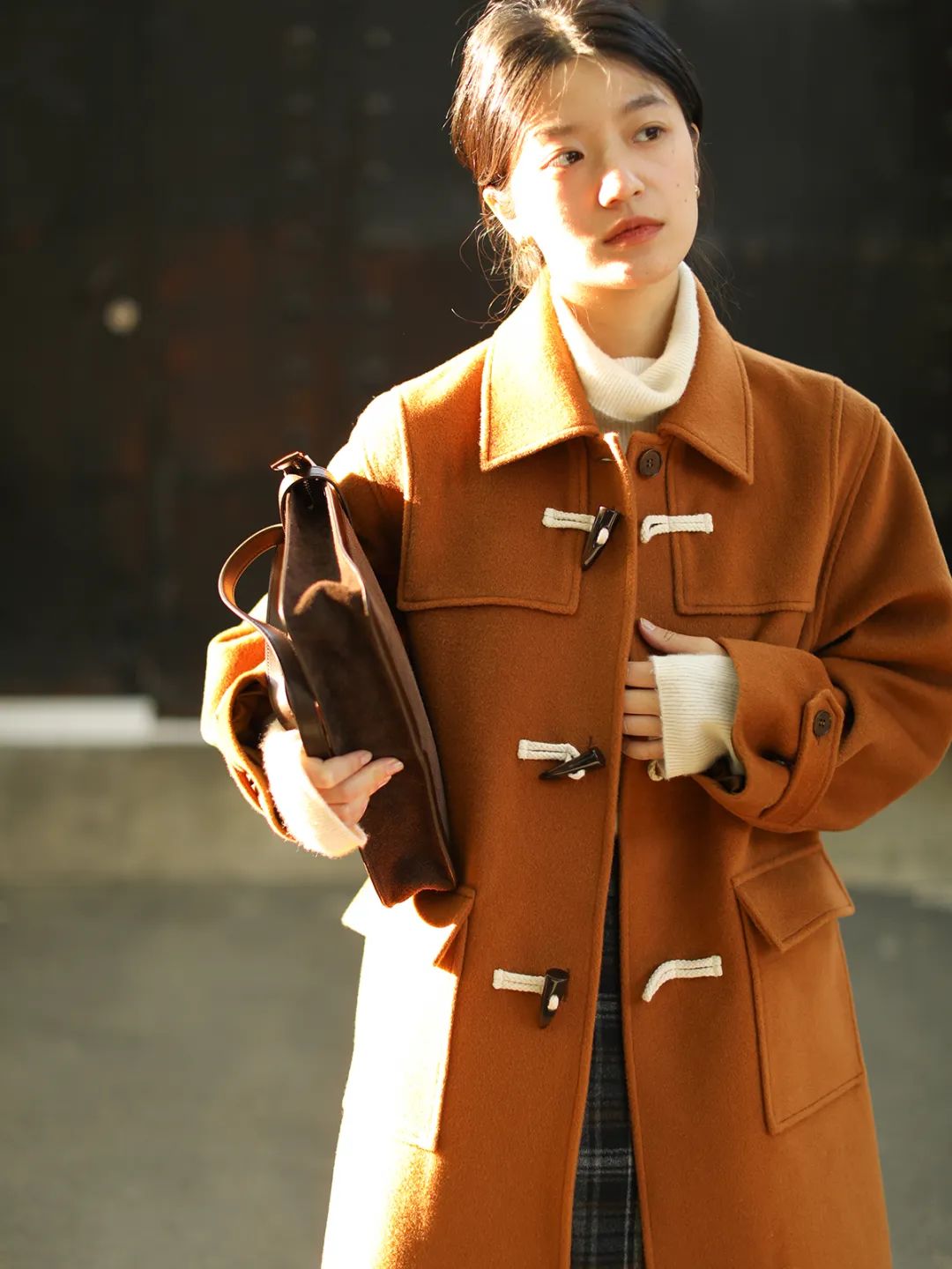 牛角扣大衣穿搭高级感小个子,牛角扣大衣如何穿出年轻高级感