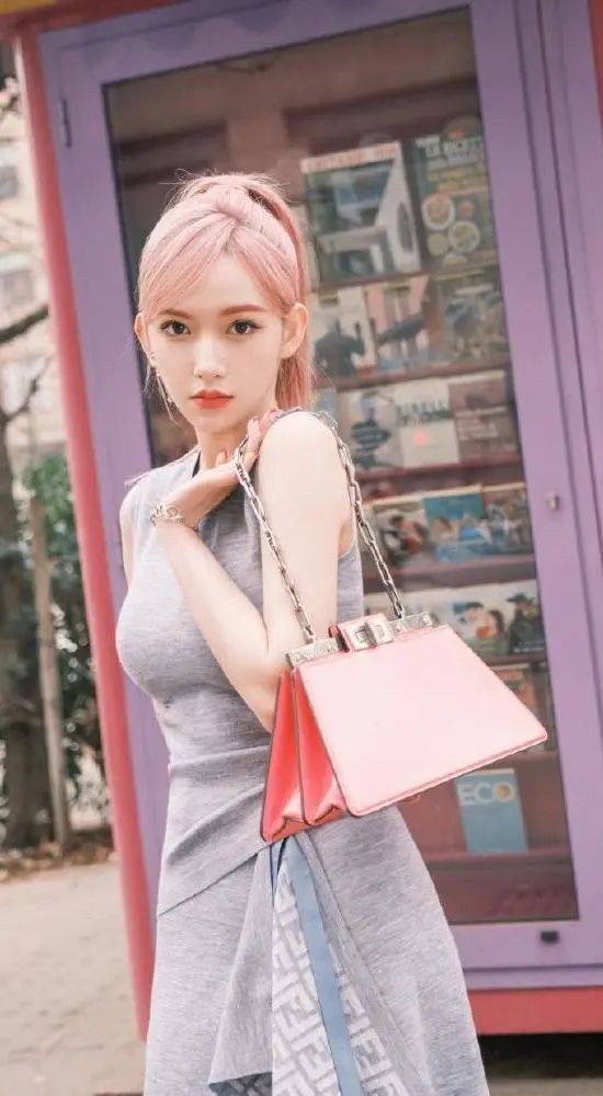 刘雯时隔三年重返时装周首秀,2003后女明星