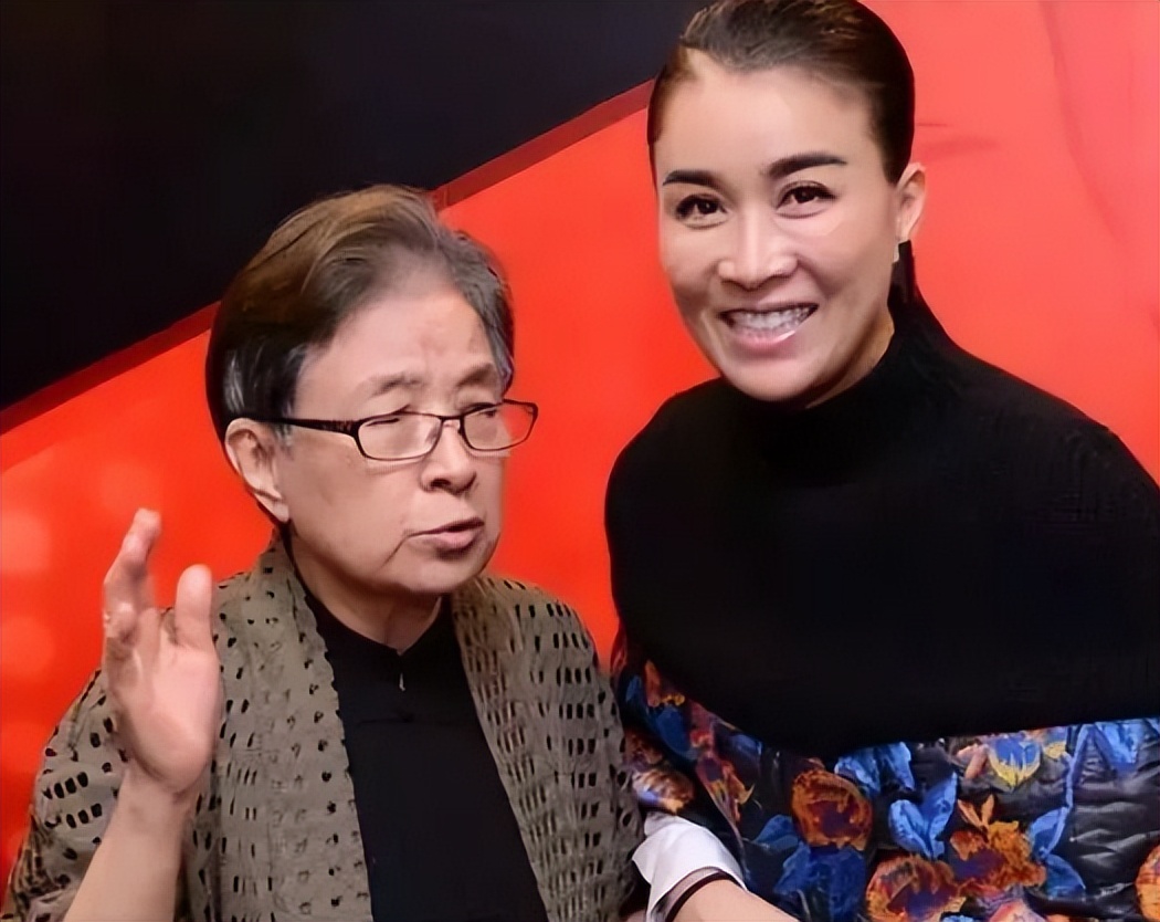 公然挑衅刀郎，机场怒踹粉丝，歌坛“一姐”那英究竟凭啥这么狂？