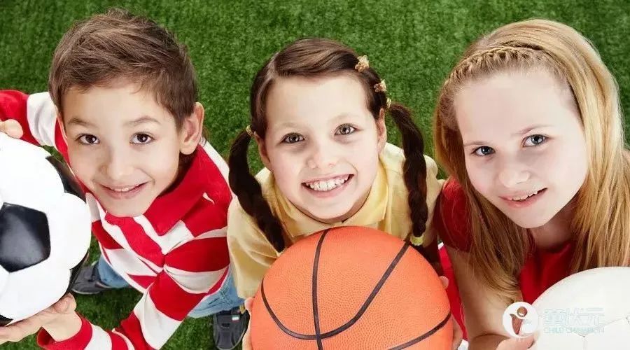 孩子3岁后喝“牛奶”好还是“奶粉”好？父母别搞错了！