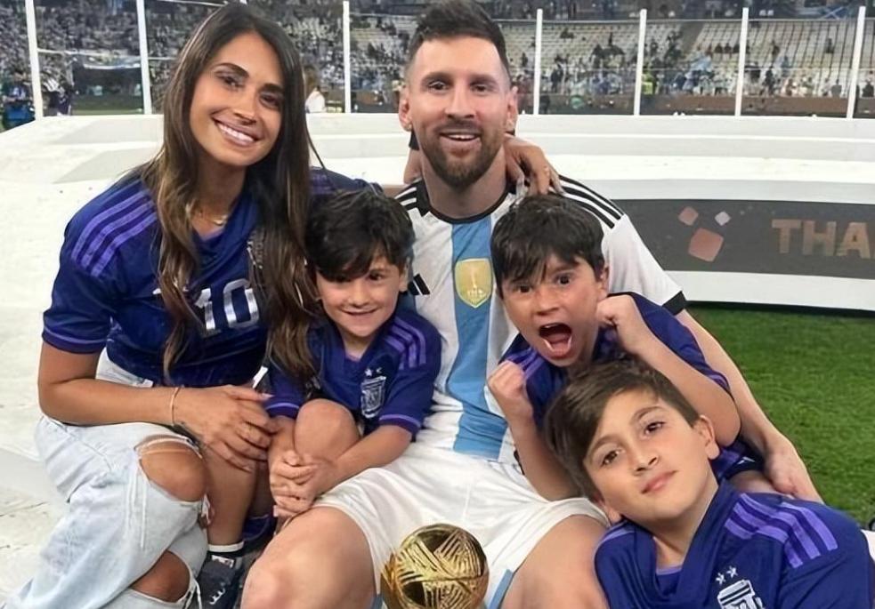 梅西当之无愧的历史第一球王,梅西11岁身患侏儒症