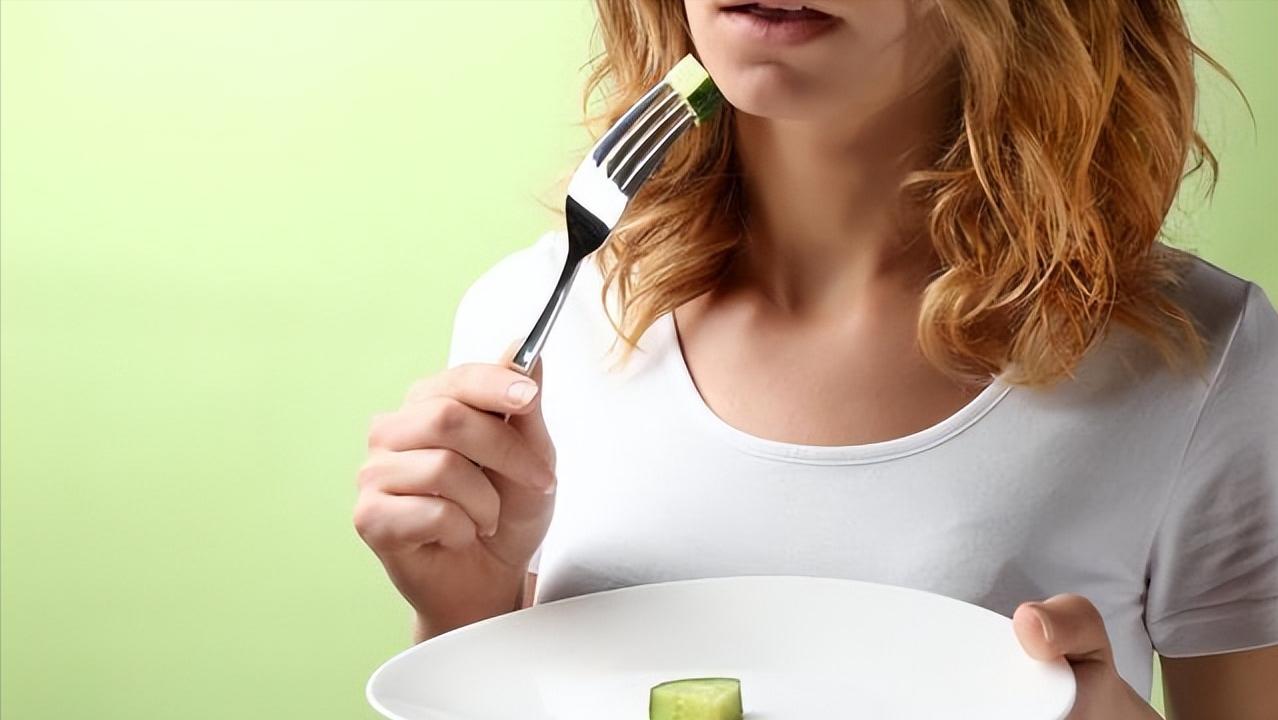 睡前吃夜宵凌晨肚子饿为什么,吃宵夜和饿肚子哪个危害大