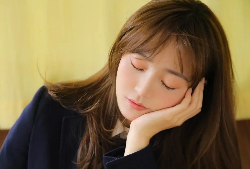 一般和女生聊天开场白怎么聊的,第一次和女生聊天如何开场白