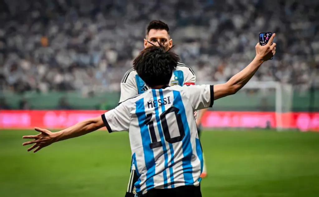 拥抱梅西的球迷发声,拥抱梅西全场观众齐喊