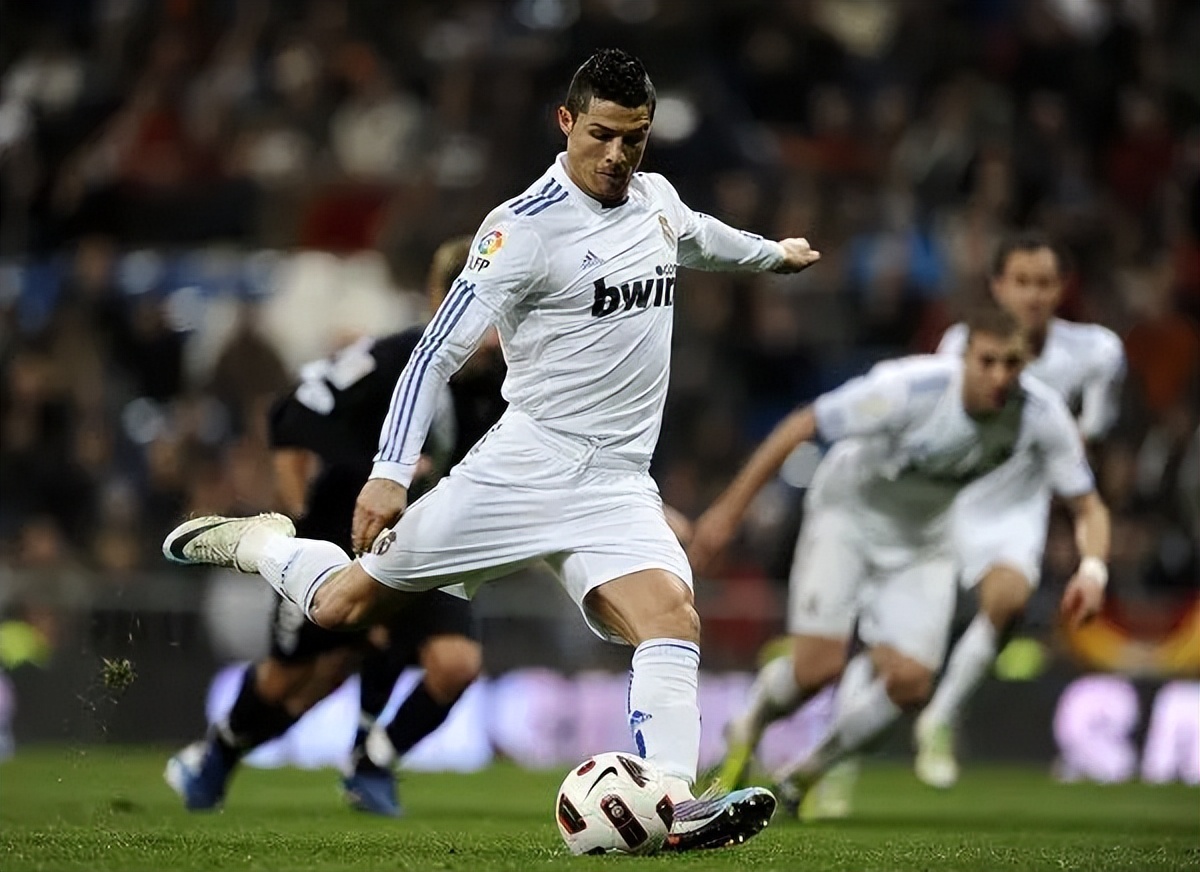 两个点球踢不进,实况足球踢点球