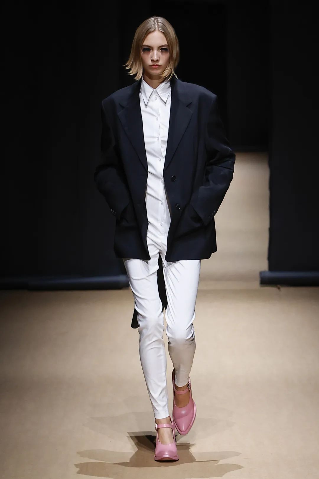 米兰时装周入选前十唯一华人,米兰时装周第一排坐的谁