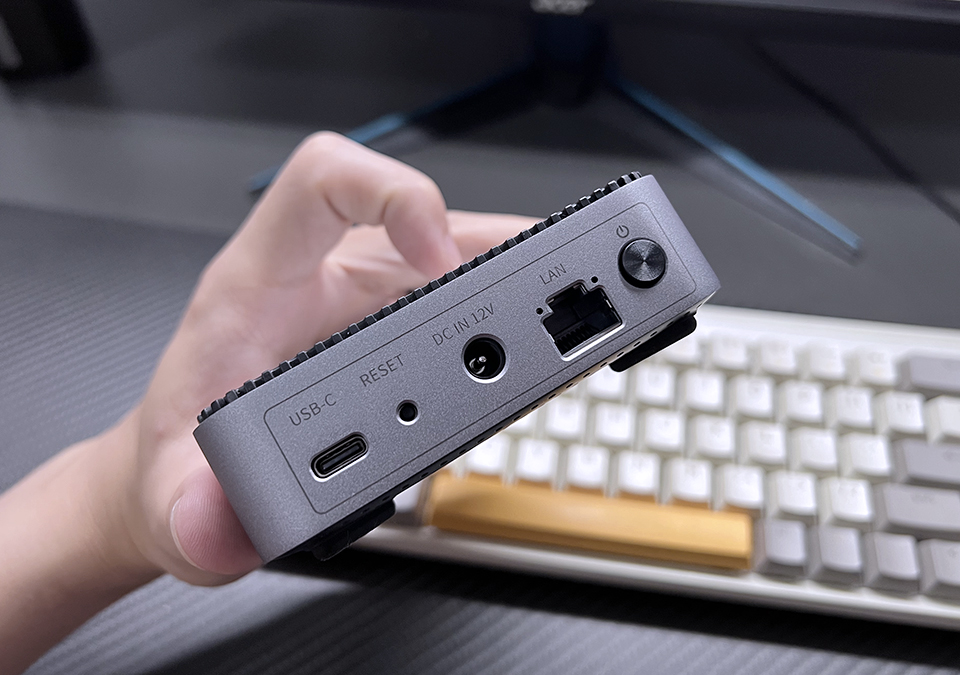 900不到，体积还小，哥们给自个儿组了个小NAS玩