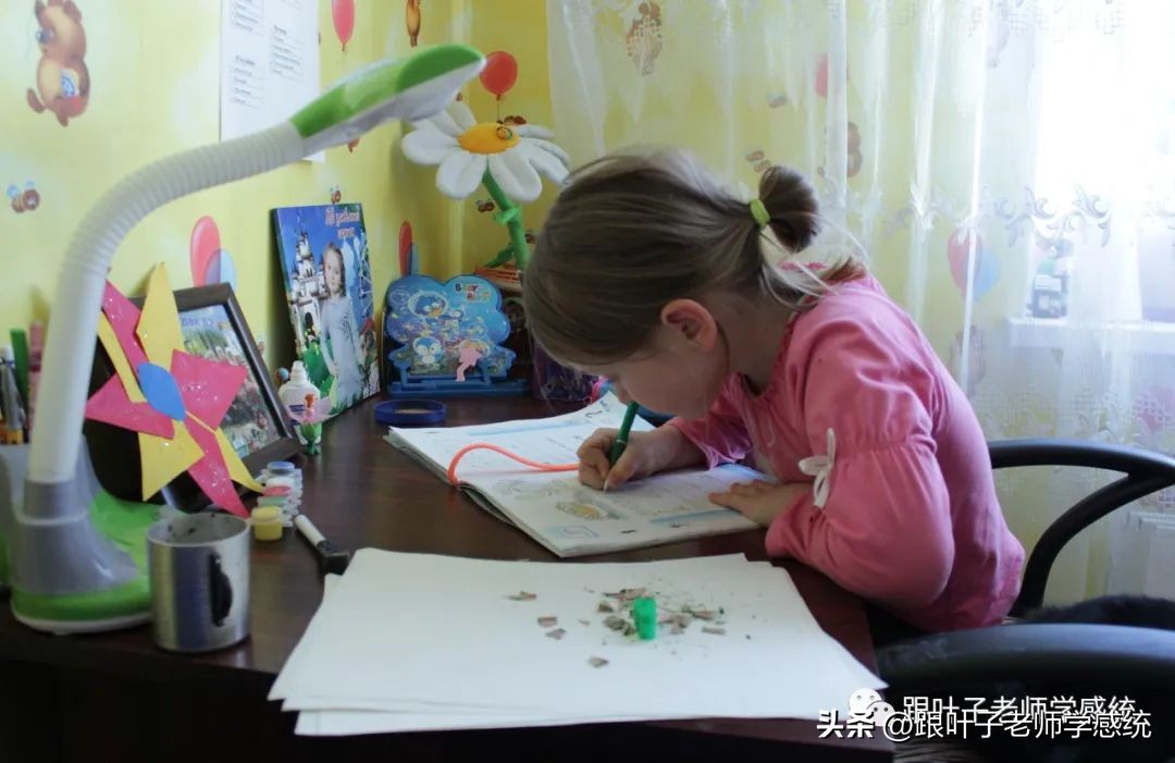 小学生克服上课走神的小妙招,孩子上课走神的原因及解决方法