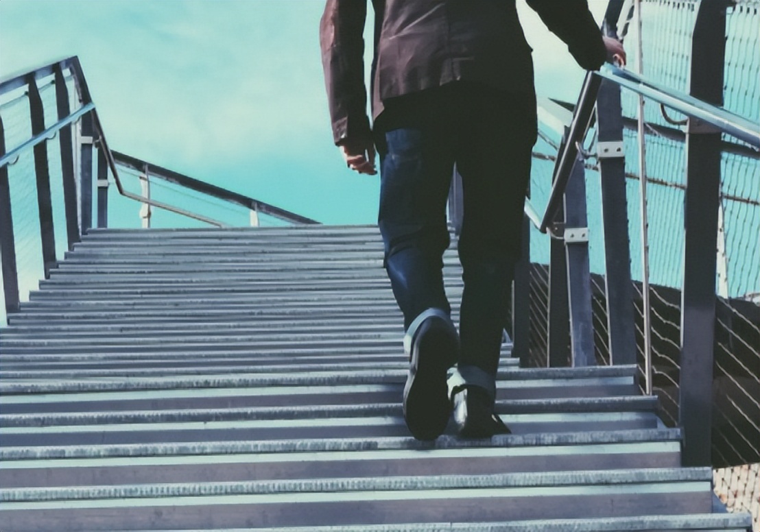 走路膝盖突然软一下吃氨糖行吗,走路时候膝盖突然软一下什么原因