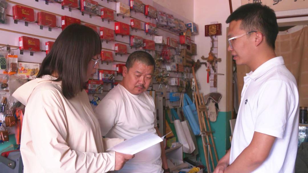 我为群众办实事为居民送轮椅,我为群众办实事救助精神病人