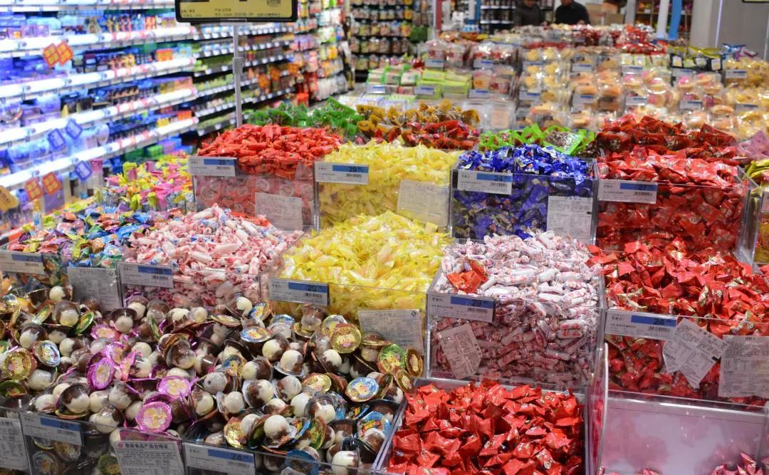 “多快省”的零食集合店，如何成为小品牌的天堂
