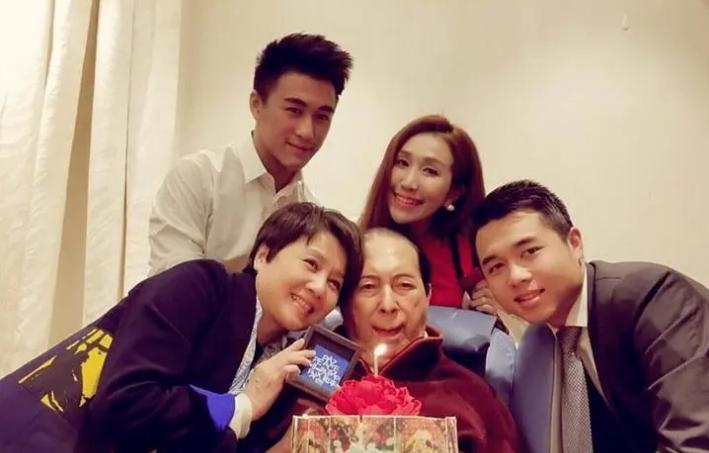 周末2天6个瓜！一线女星傍大佬，TVB视后陪睡，李双江带儿子移民